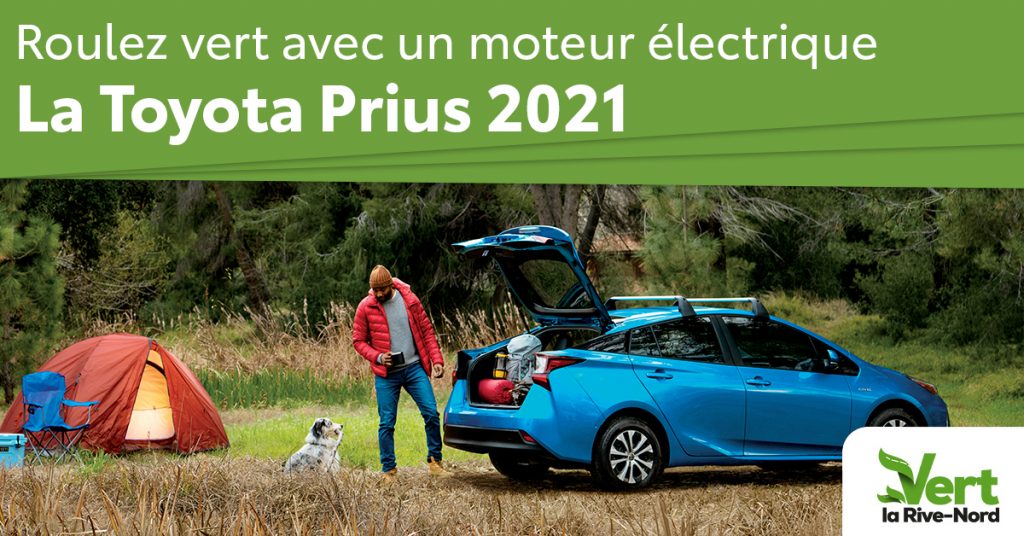Homme en camping avec une Toyota Prius 2021 bleue