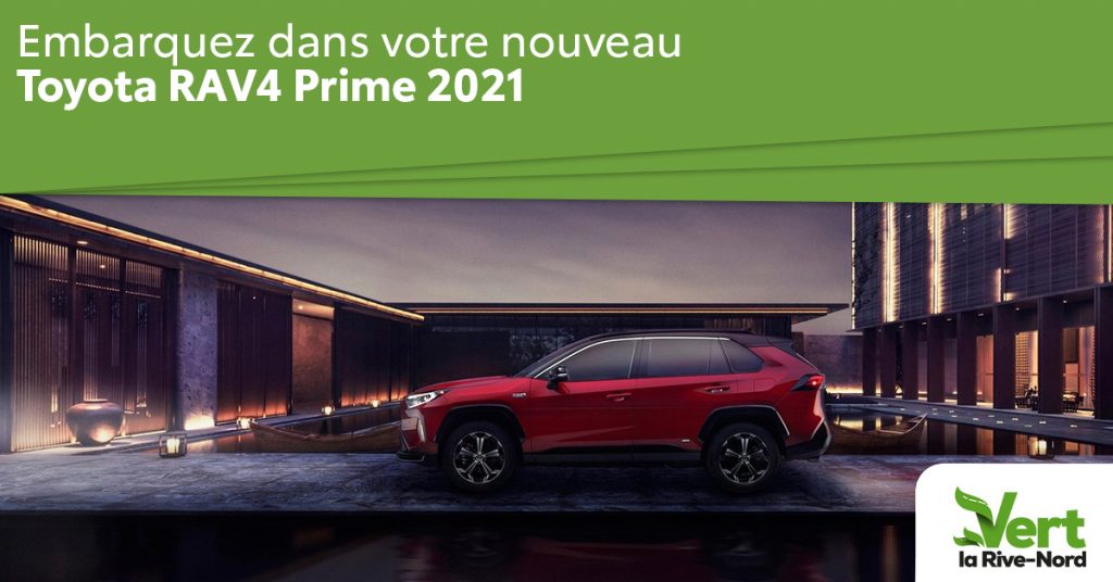 Un RAV4 Prime rouge stationné dans un garage